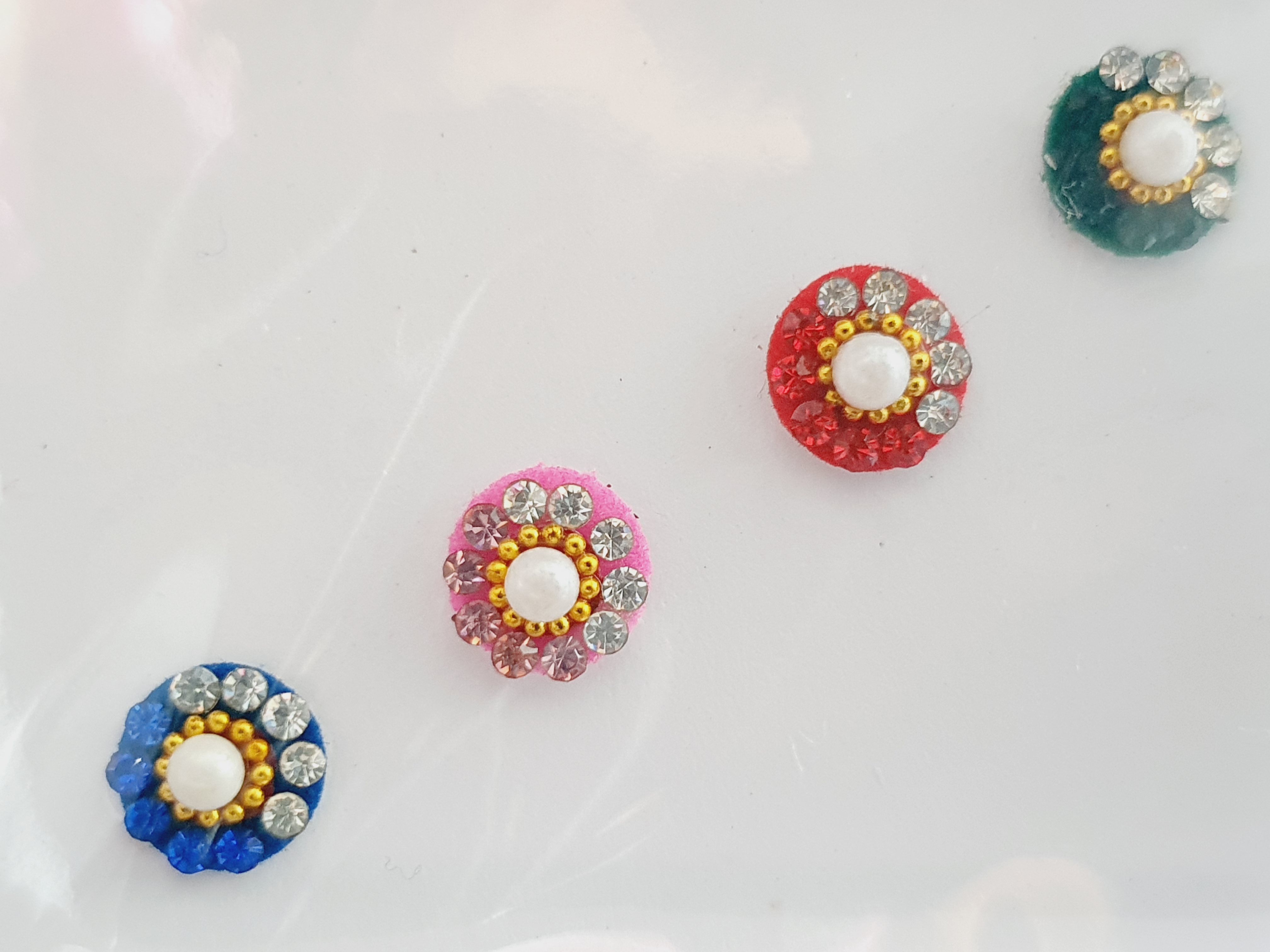 VRC023 Round Coloured Crystal Fancy Bindis   1
