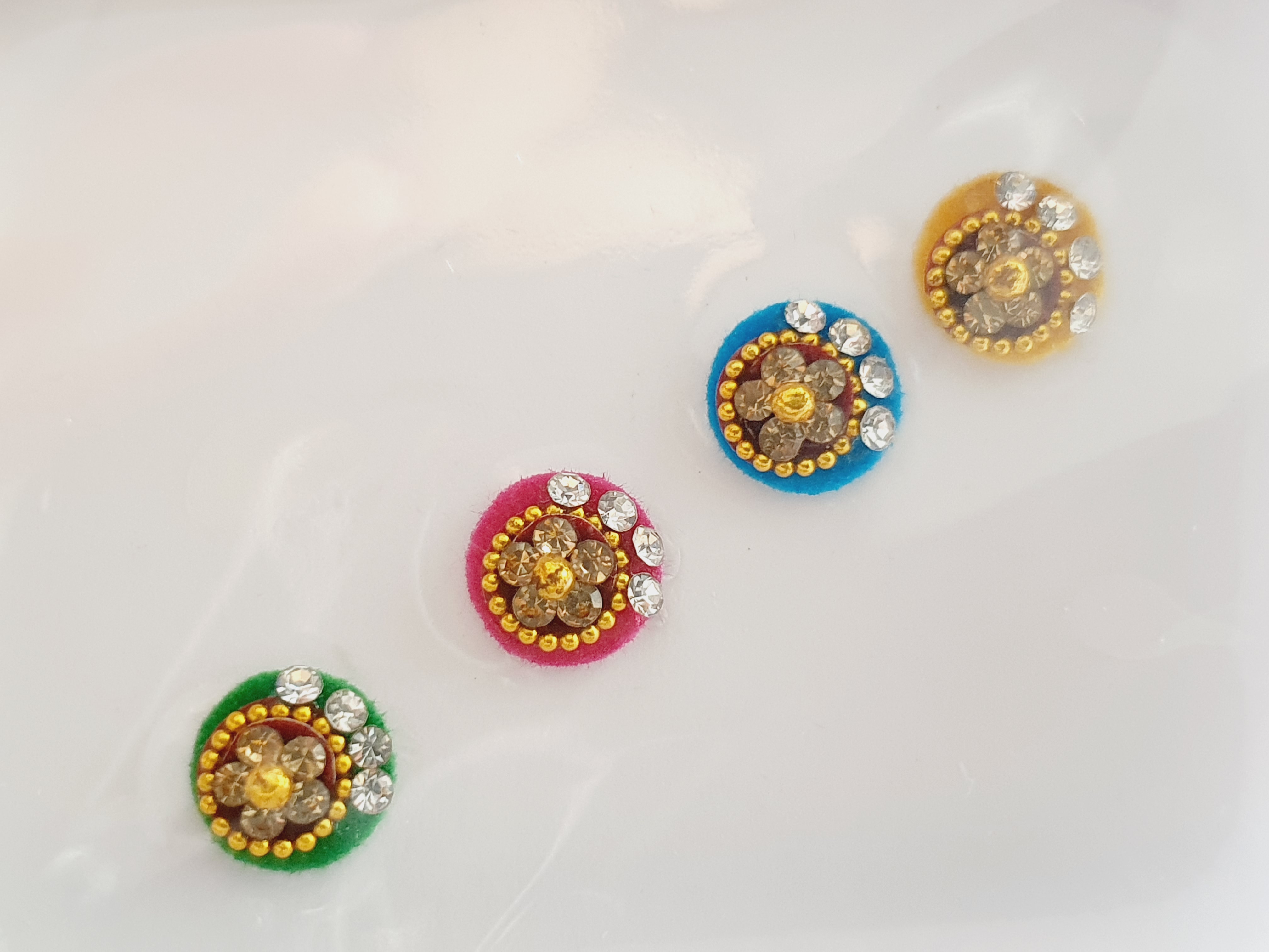 VRC028 Round Coloured Crystal Fancy Bindis   1