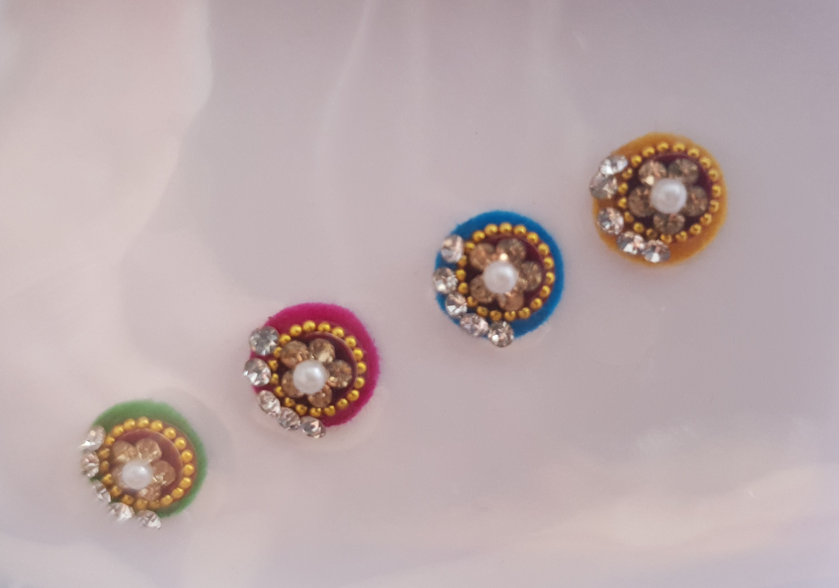 VRC030 Round Coloured Crystal Fancy Bindis