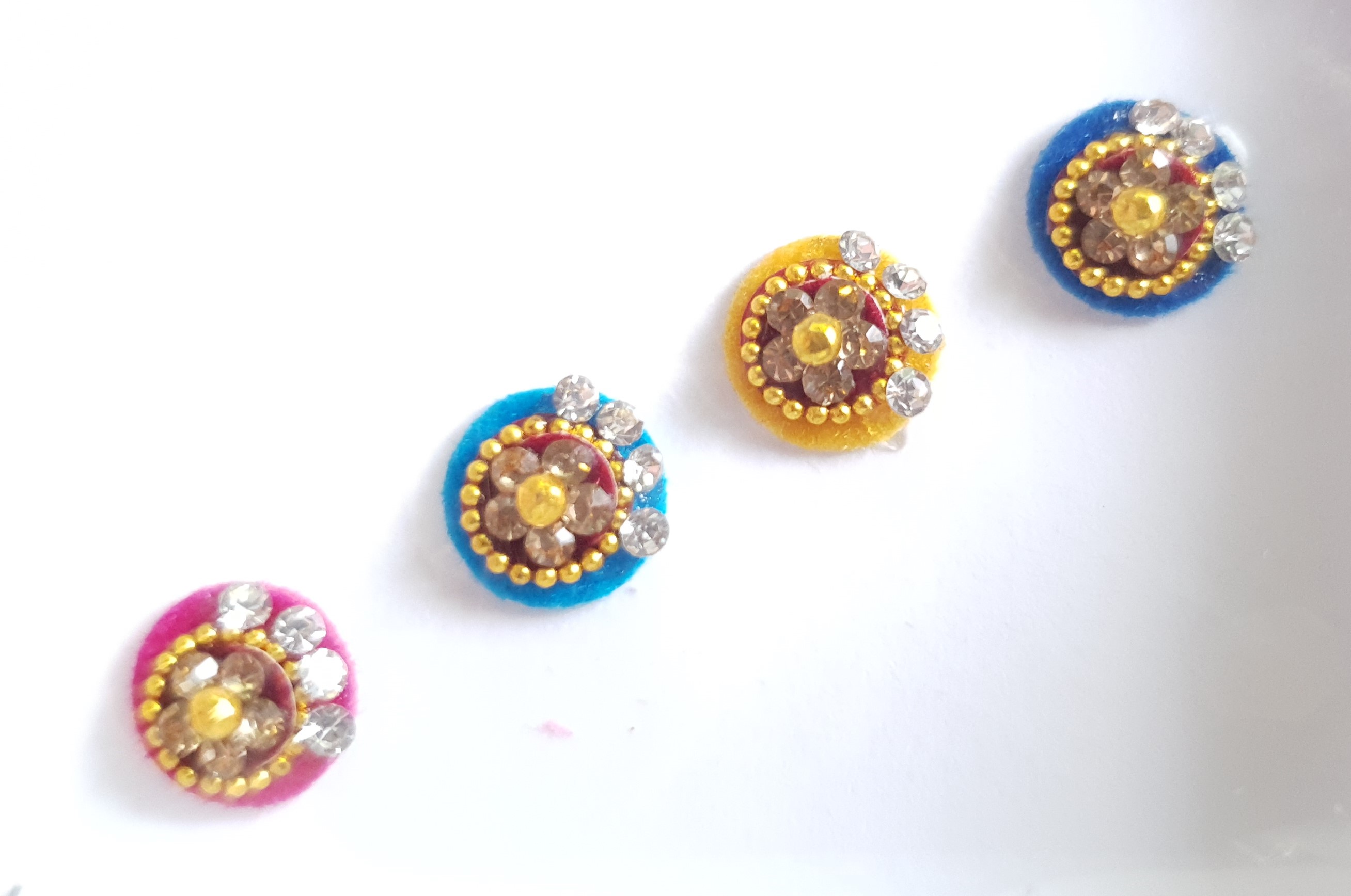 VRC040 Round Coloured Crystal Fancy Bindis