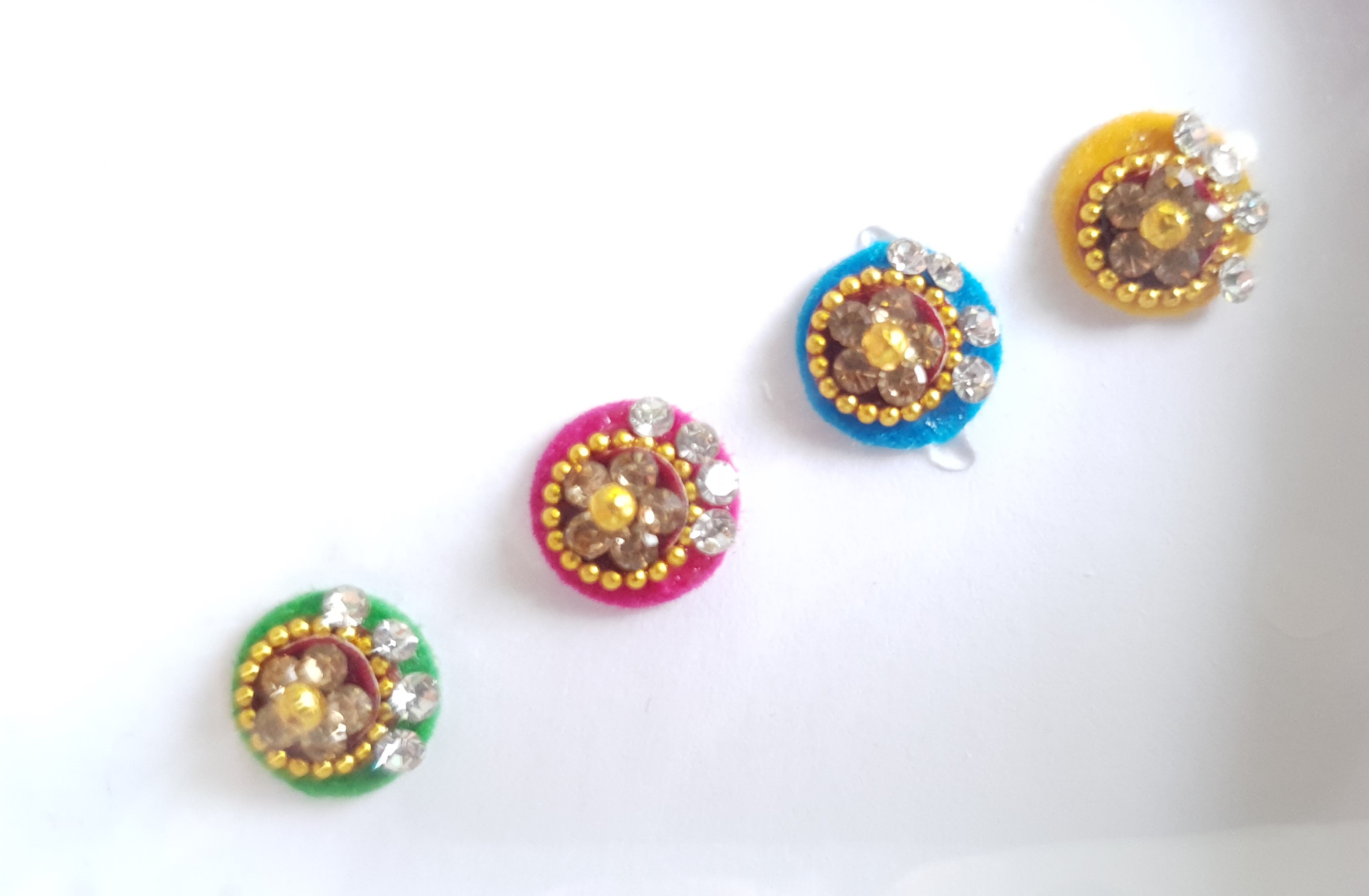 VRC043 Round Coloured Crystal Fancy Bindis   1