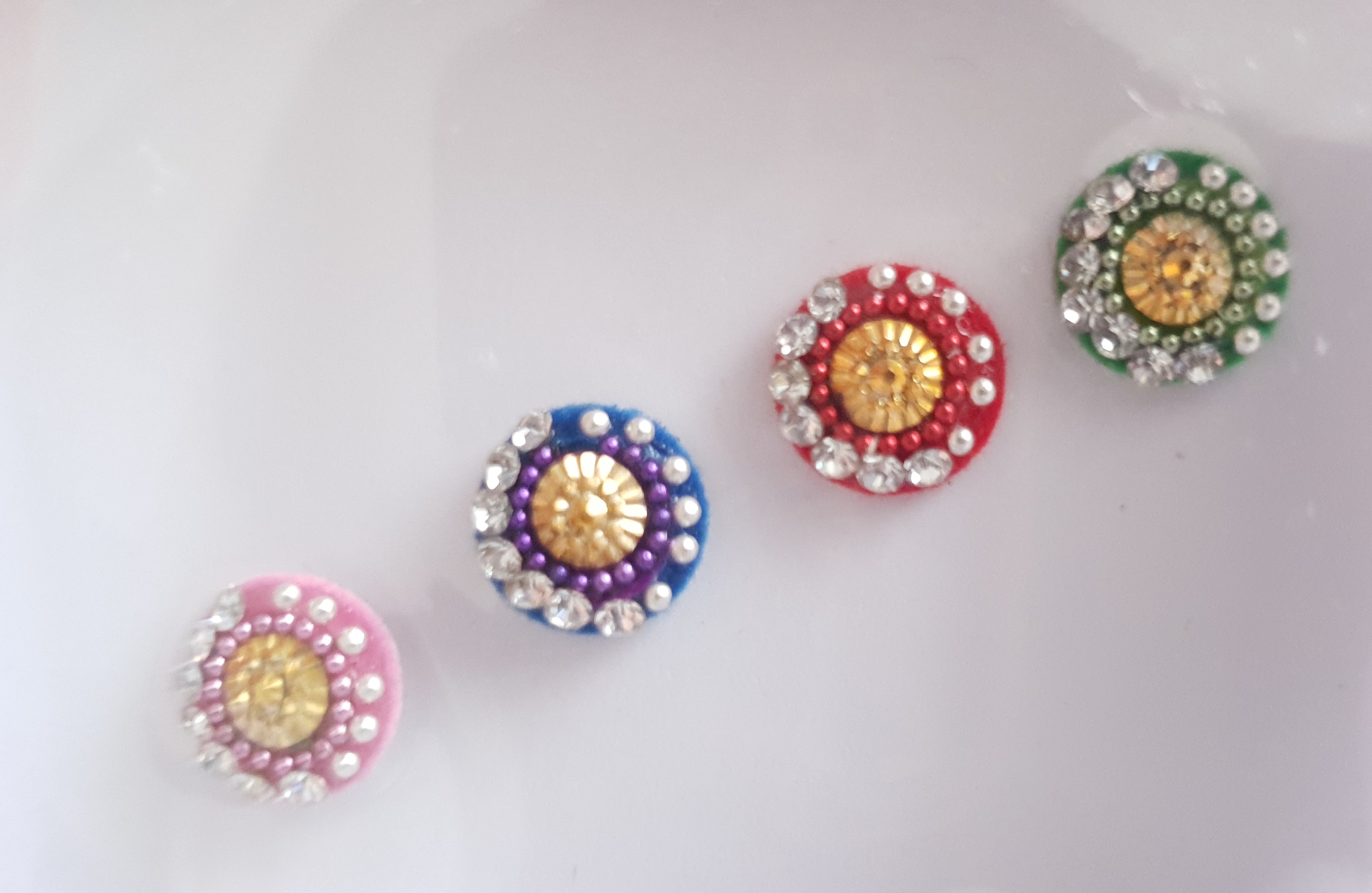 VRC045 Round Coloured Crystal Fancy Bindis   1