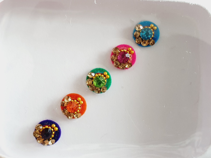 VRC147 Round Coloured Crystal Fancy Bindis
